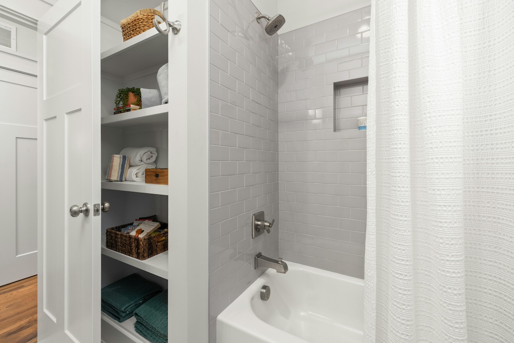 Decorate Bathroom Shelves for a Stylish Look Decorate Bathroom Shelves for a Stylish Look